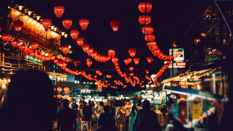 Dương Đông night market illuminated by red lanterns